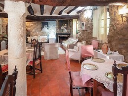 Rustic Holiday Home in Tolva near Mont Rebei Lake