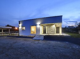 Comfortable, Stylish, Detached Villa With Garden, Private Pool, Near t