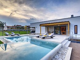 Comfortable, Stylish, Detached Villa With Garden, Private Pool, Near t