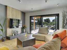 Comfortable, Stylish, Detached Villa With Garden, Private Pool, Near t