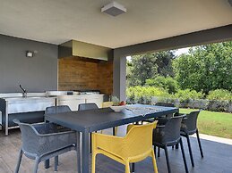 Comfortable, Stylish, Detached Villa With Garden, Private Pool, Near t