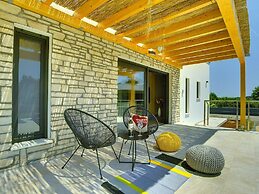 Comfortable, Stylish, Detached Villa With Garden, Private Pool, Near t