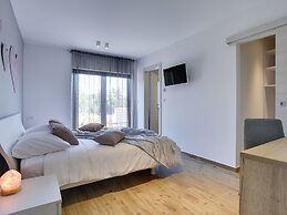 Comfortable, Stylish, Detached Villa With Garden, Private Pool, Near t