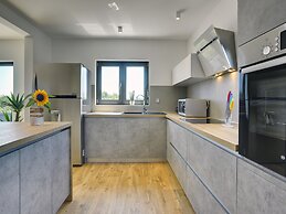 Comfortable, Stylish, Detached Villa With Garden, Private Pool, Near t