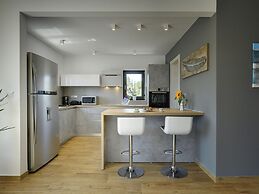 Comfortable, Stylish, Detached Villa With Garden, Private Pool, Near t