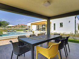 Comfortable, Stylish, Detached Villa With Garden, Private Pool, Near t