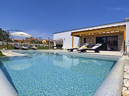 Comfortable, Stylish, Detached Villa With Garden, Private Pool, Near t