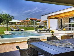 Comfortable, Stylish, Detached Villa With Garden, Private Pool, Near t