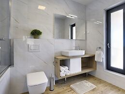 Comfortable, Stylish, Detached Villa With Garden, Private Pool, Near t