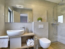 Comfortable, Stylish, Detached Villa With Garden, Private Pool, Near t