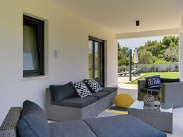 Comfortable, Stylish, Detached Villa With Garden, Private Pool, Near t