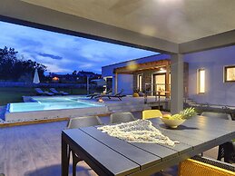 Comfortable, Stylish, Detached Villa With Garden, Private Pool, Near t