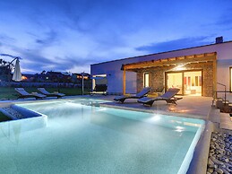 Comfortable, Stylish, Detached Villa With Garden, Private Pool, Near t