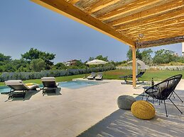 Comfortable, Stylish, Detached Villa With Garden, Private Pool, Near t