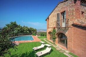 Villa in Arezzo With Pool and Vineyards