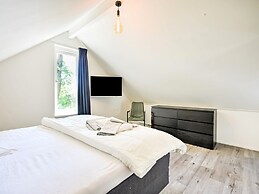 House in Reutum With Jacuzzi & Forest View