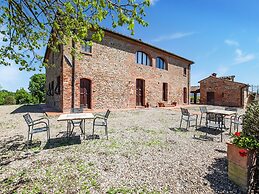 Scenic Farmhouse in Peccioli with Swimming Pool near Lakes