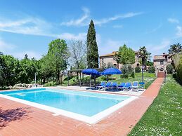 Scenic Farmhouse in Peccioli with Swimming Pool near Lakes