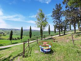 Scenic Farmhouse in Peccioli with Swimming Pool near Lakes