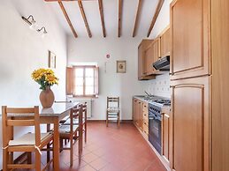 Scenic Farmhouse in Peccioli with Swimming Pool near Lakes