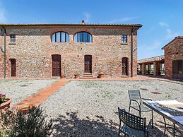 Scenic Farmhouse in Peccioli with Swimming Pool near Lakes