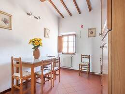 Scenic Farmhouse in Peccioli with Swimming Pool near Lakes