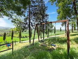 Scenic Farmhouse in Peccioli with Swimming Pool near Lakes