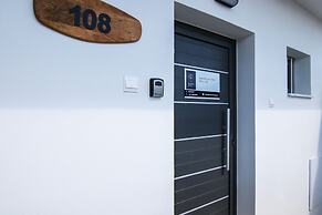 Phaedrus Living Seaside Luxury Flat Athina 108