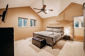 02gs - Hot Tub - Wifi - D/w - W/d - Sleeps 8 2 Bedroom Home by RedAwni