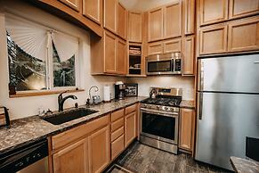 02gs - Hot Tub - Wifi - D/w - W/d - Sleeps 8 2 Bedroom Home by RedAwni