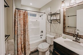 02gs - Hot Tub - Wifi - D/w - W/d - Sleeps 8 2 Bedroom Home by RedAwni