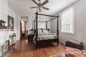 Bywater Home, Parking and Pet Friendly Retreat by RedAwning