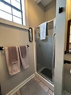 Bywater Home, Parking and Pet Friendly Retreat by RedAwning