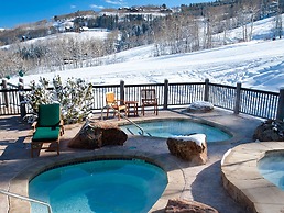 Modern Mountain Getaway-luxury 3 Bedroom Ski-in Ski-out Condo by Redaw