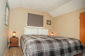 Maple Hill Lodge 2 Bedroom Home by RedAwning