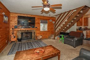 Maple Hill Lodge 2 Bedroom Home by RedAwning