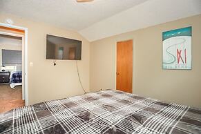 Maple Hill Lodge 2 Bedroom Home by RedAwning