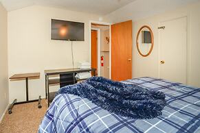 Maple Hill Lodge 2 Bedroom Home by RedAwning