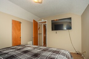 Maple Hill Lodge 2 Bedroom Home by RedAwning