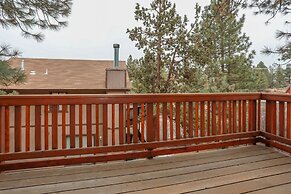 Maple Hill Lodge 2 Bedroom Home by RedAwning