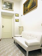 4 Bed Rooms Luxury Apartment Near Colosseum