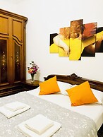 4 Bed Rooms Luxury Apartment Near Colosseum