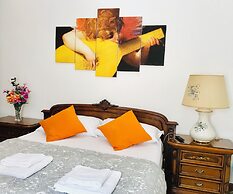 4 Bed Rooms Luxury Apartment Near Colosseum