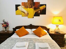 4 Bed Rooms Luxury Apartment Near Colosseum