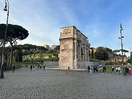 4 Bed Rooms Luxury Apartment Near Colosseum