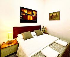 4 Bed Rooms Luxury Apartment Near Colosseum