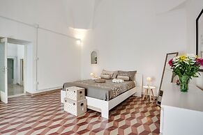 Mirror House Lovely Apartment