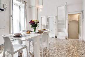 Mirror House Lovely Apartment