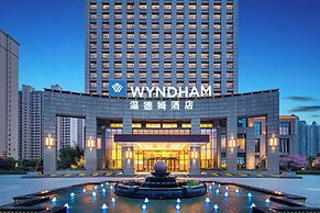 Wyndham Xinyang Downtown
