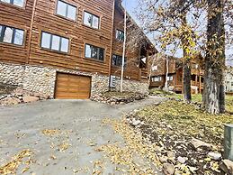 Timberwolf Lodge 6 2 Bedroom Cabin by RedAwning